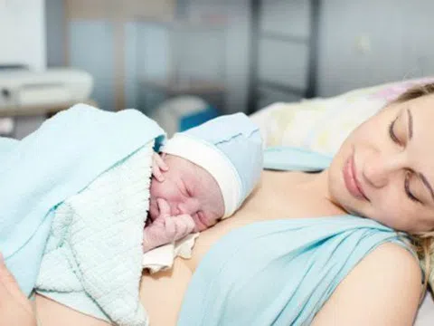 Da kề da sau sinh: Điều kỳ diệu từ cái ôm đầu của mẹ
