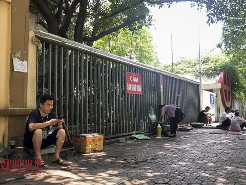 Hà Nội: Bất chấp lệnh cấm, trà đá vỉa hè vẫn hoạt động