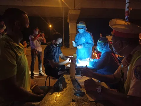 Trắng đêm tại chốt kiểm soát dịch COVID-19 ở cửa ngõ TP.HCM