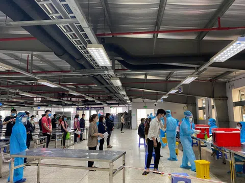 "Mướt mải" giữa nắng hè để xét nghiệm SARS-CoV-2