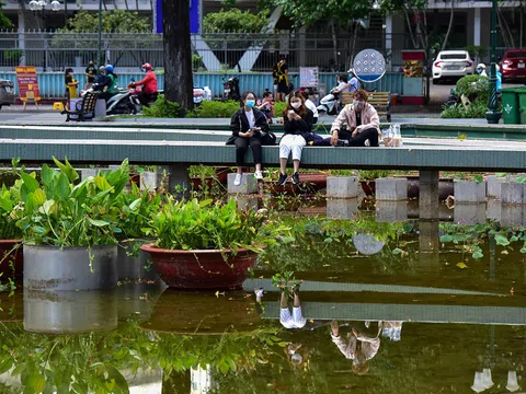 Hình ảnh vỉa hè "rách nát" quanh hồ nổi tiếng bậc nhất Sài Gòn