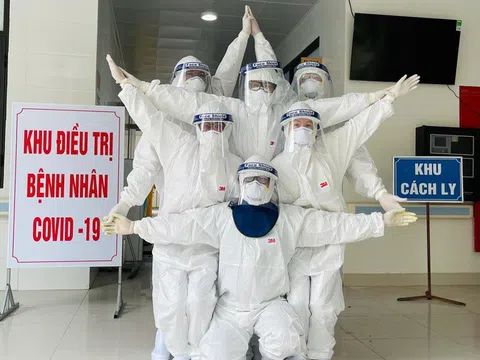 Vết hằn khẩu trang trên mặt các y bác sĩ tại tâm dịch Bắc Giang