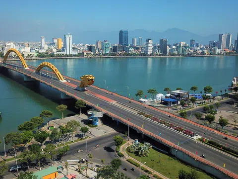 Đường phố Đà Nẵng vắng lặng ngày đầu tuần