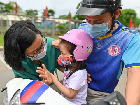 "Mẹ đi nhé, mấy ngày nữa mẹ sẽ về"