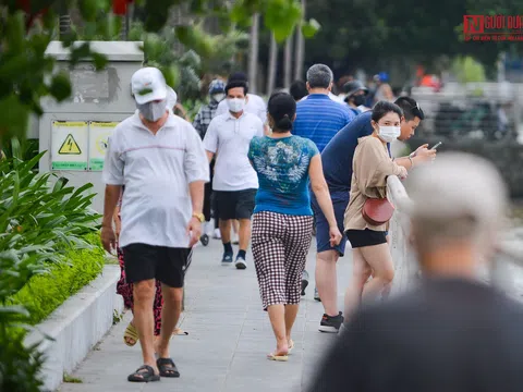 Bỏ mặc khuyến cáo của TP, hồ Tây vẫn đông người tập thể dục