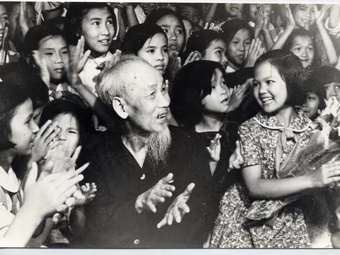 Tháng 5 về, chúng con nhớ Bác!