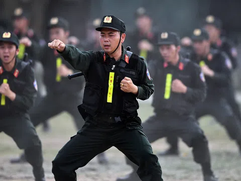 Cảnh sát cơ động diễn tập phương án bảo vệ bầu cử