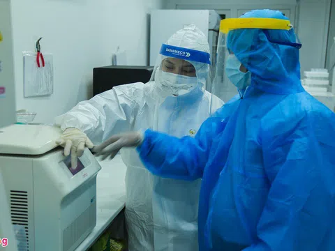 Bên trong khu xét nghiệm truy tìm SARS-CoV-2 ở Đà Nẵng