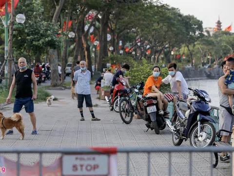 Nhiều người vượt rào chắn chống dịch Covid-19 để check-in hồ Tây