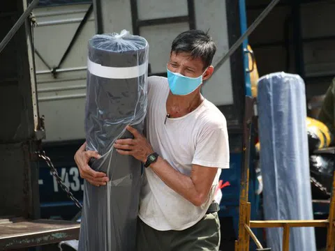 Dưới nắng nóng 38 độ C, người lao động vẫn miệt mài mưu sinh