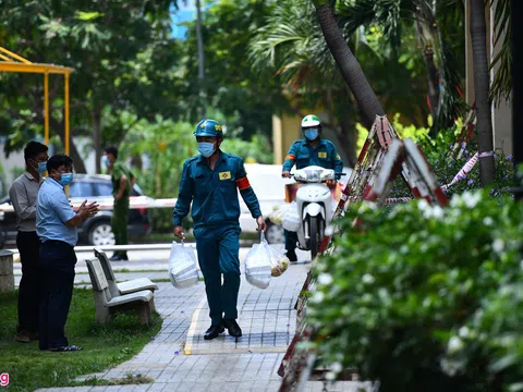 Người dân trong khu phong tỏa ở TP.HCM: 'Hoạn nạn mới thấu ân tình'