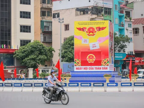 Phố phường Hà Nội rực rỡ cờ hoa chào đón ngày hội trọng đại toàn quốc