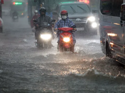 Sài Gòn mưa tầm tã, xe máy ngập gần tới yên, ô tô chết máy bồng bềnh trong nước