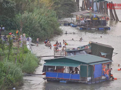 Người dân đổ xô ra sông Hồng giải nhiệt