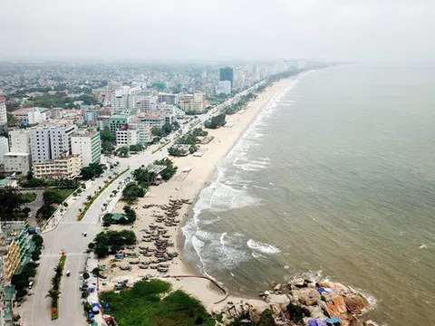 Thành phố biển Sầm Sơn "ngủ đông" ngay những ngày đầu hè