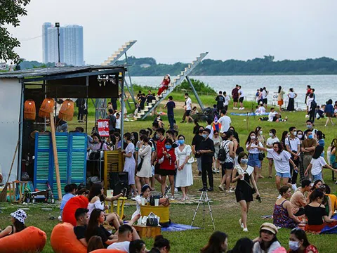 Bán hàng ở bãi đá sông Hồng trong mùa dịch COVID-19, chủ quán bị xử phạt