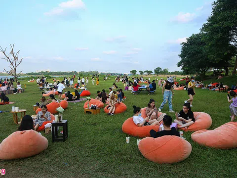 Bãi đá sông Hồng đông đúc ngày cuối tuần