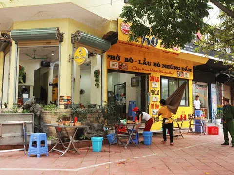 Hà Nội: Người dân xếp hàng cắt tóc, hàng quán vội vàng dọn dẹp đóng cửa trước 12h