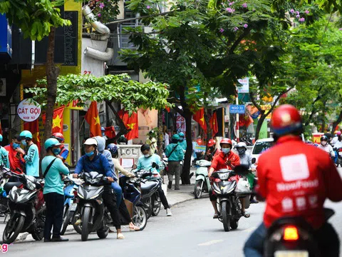 Shipper chen lấn trong ngày đầu Hà Nội chỉ cho phép bán đồ ăn mang về