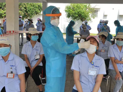 Ba nhân viên y tế ở Bắc Giang lây nhiễm COVID-19 khi lấy mẫu xét nghiệm