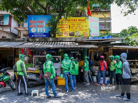 Hà Nội: Shipper tất bật sau khi quán ăn chỉ được bán mang về