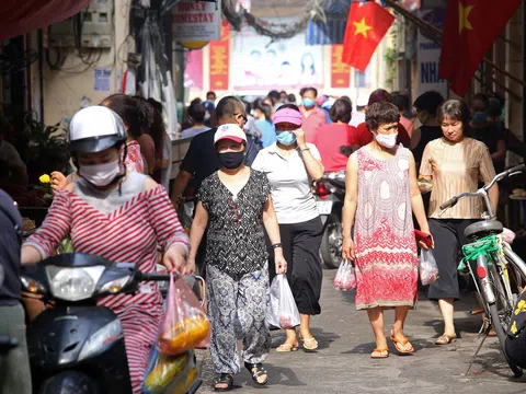 Hoạt động các chợ dân sinh ở Hà Nội bị đảo lộn, người nội trợ "bở hơi tai" để thích ứng