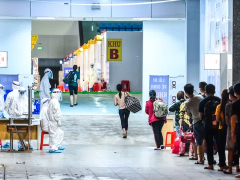 500 bệnh nhân Covid-19 "hành quân" xuyên đêm vào BV dã chiến tỉnh Bắc Giang