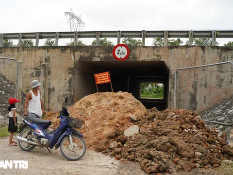 Muôn kiểu chốt chặn phòng dịch tại các ngả đường ở vùng giáp ranh Hà Nội