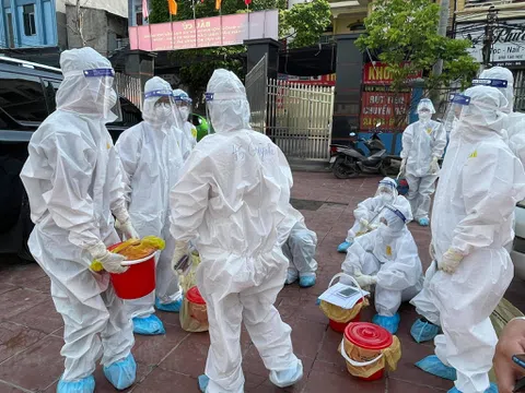 Nếu bạn kêu nóng bức, hãy nhìn y bác sĩ đang trùm mình trong đồ bảo hộ kín mít chống dịch