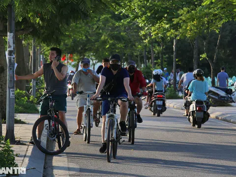 Công an lập chốt chặn, hồ Tây vẫn đông nghịt người tập trung đạp xe, tập thể dục