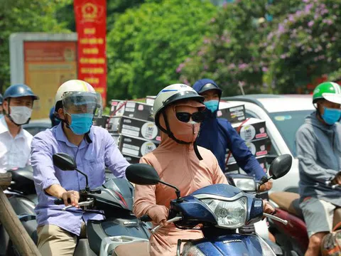 Nắng nóng đỉnh điểm: Nhựa đường tan chảy, người dân vật lộn dưới thời tiết như thiêu như đốt