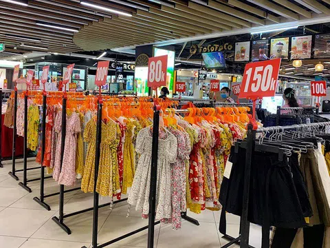 “Giảm giá kịch sàn”, các cửa hàng quần áo tại Hà Nội vẫn "dài cổ" chờ khách