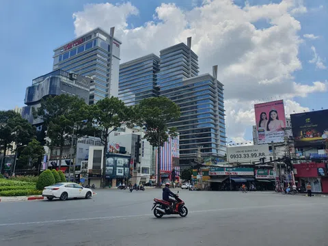 Ngày đầu giãn cách xã hội, quang cảnh TP.HCM vắng lặng chưa từng thấy