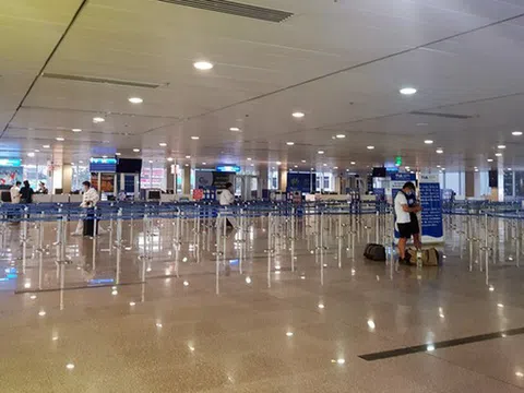 Sân bay Nội Bài vắng hiu hắt sau yêu cầu dừng nhập cảnh hành khách để phòng, chống dịch Covid-19