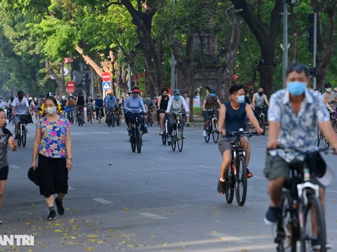 Hồ Gươm biến thành "trường đua" xe đạp, chật ních người đi bộ tập thể dục