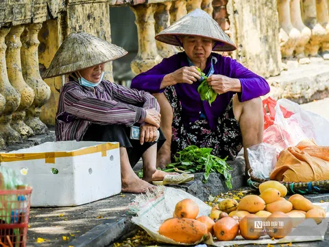 Người dân Thủ đô vất vả mưu sinh dưới trời nóng hơn 40 độ C