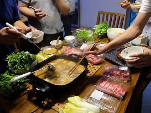 Nồi lẩu 215 triệu đồng giữa tâm dịch