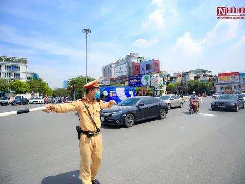 Lực lượng CSGT miệt mài điều tiết giao thông dưới trưa hè bỏng rát