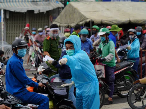 Hàng nghìn người đội nắng chen chúc, nhích từng chút chờ ra khỏi quận Gò Vấp