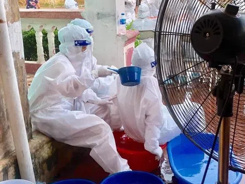 Xót xa hình ảnh nhân viên y tế dội nước đá lên người dưới nắng nóng 40 độ C