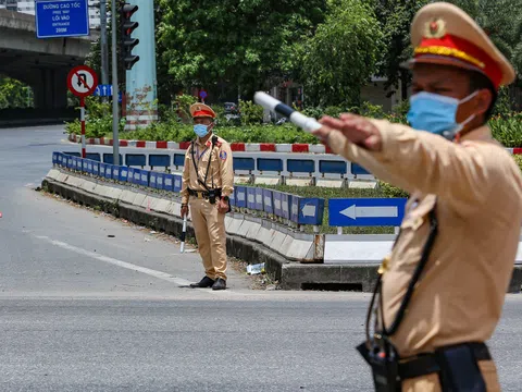 Ca trực của CSGT dưới nắng nóng 41 độ C