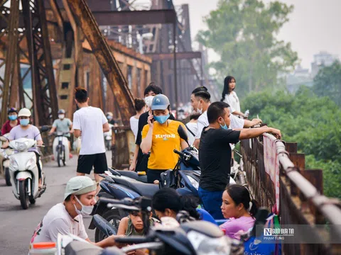 Hàng trăm người dân lên cầu Long Biên, Nhật Tân bất chấp lệnh cấm