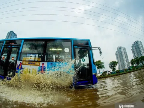 Hà Nội: Mưa lớn, người dân “vượt biển nước" về nhà