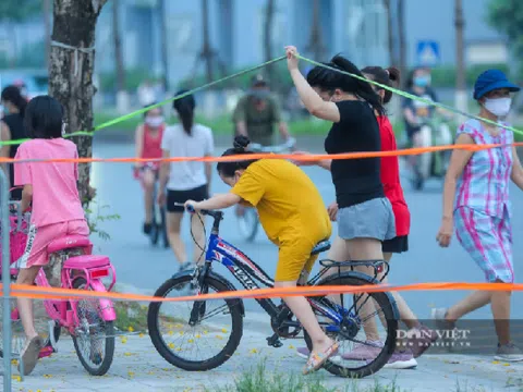 Hàng trăm người dân 'phá rào' hóng mát tại hồ Đền Lừ bất chấp lệnh cấm