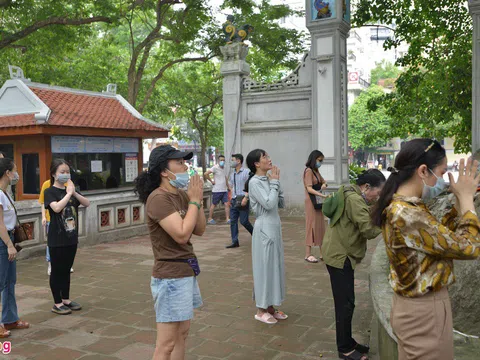 Hà Nội: Thí sinh và phụ huynh đi lễ cầu may trước ngày thi vào lớp 10