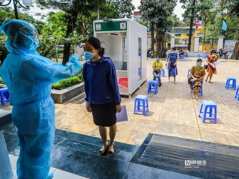 Hà Nội: Test nhanh Covid-19 cho tất cả cán bộ coi thi lớp 10