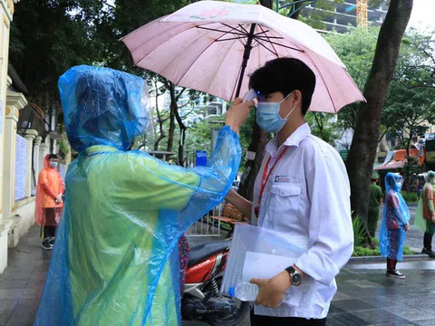 Thi vào lớp 10 ở Hà Nội sáng 13/6: Mưa như trút, nhiều thí sinh ướt nhẹp đến muộn, sát giờ thi