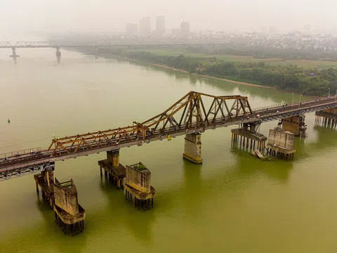 Hà Nội: Cầu trăm tuổi xuống cấp trầm trọng vẫn phải “gồng mình” đưa người qua sông