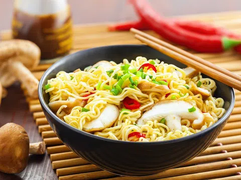 Cách ăn mì gói để đảm bảo sức khỏe hơn