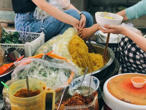 Bún nghệ xào lòng xứ Huế: Món ngon chữa bệnh thời thơ ấu